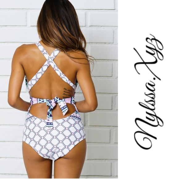 1 Piece Swimsuit w/Multi Print Design & V-Neck - Picture 3 of 4